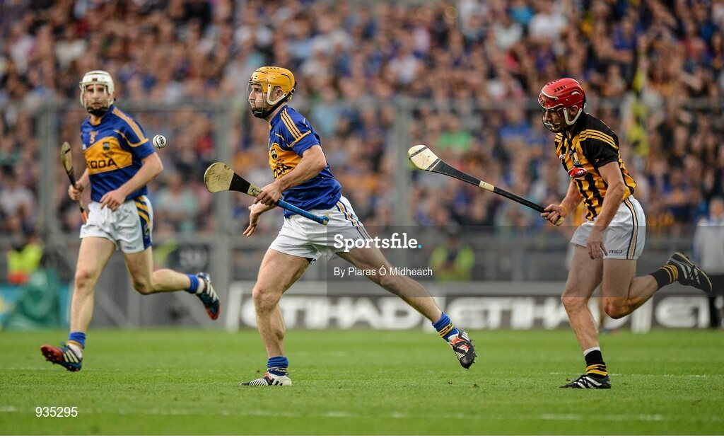 27 September 2014; Kieran Bergin, Tipperary, supported by team-mate Brendan Maher, in action against Cillian Buckley, Kilkenny. GAA Hurling All Ireland Senior Championship Final Replay, Kilkenny v Tipperary. Croke Park, Dublin. Picture credit: Piaras Ó Mídheach / SPORTSFILE
