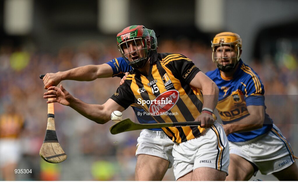 7 September 2014; Eoin Larkin, Kilkenny, in action against Cathal Barrett and Kieran Bergin, right, Tipperary. GAA Hurling All Ireland Senior Championship Final, Kilkenny v Tipperary. Croke Park, Dublin. Picture credit: Piaras Ó Mídheach / SPORTSFILE