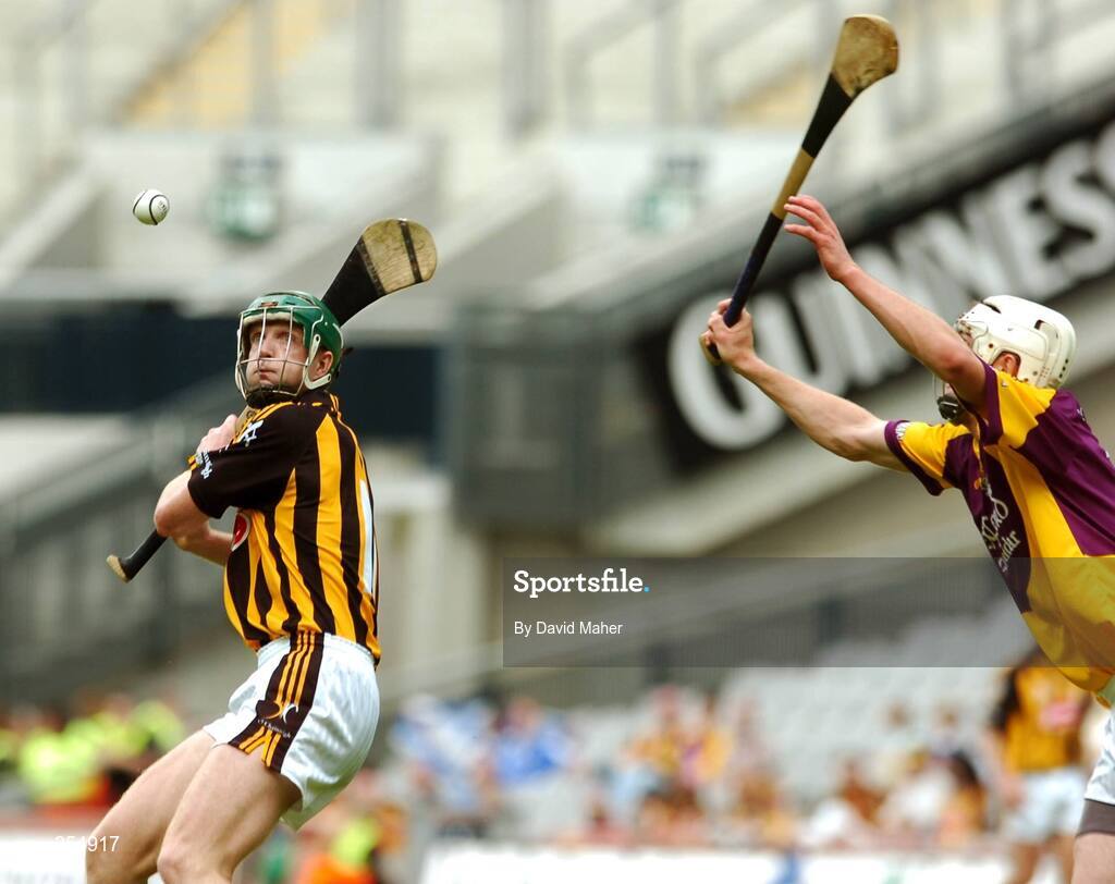 1 July 2007; Henry Shefflin, Kilkenny, in action against Ciaran Kenny, Wexford. Guinness Leinster Senior Hurling Championship Final, Kilkenny v Wexford, Croke Park, Dublin. Picture credit: David Maher / SPORTSFILE