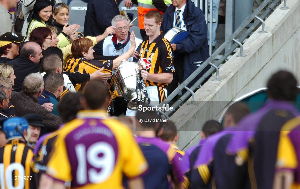 1 July 2007; Kilkenny captain Henry Shefflin holds the Leinster Senior Cup as Wexford players make their way to their dressing room. Guinness Leinster Senior Hurling Championship Final, Kilkenny v Wexford, Croke Park, Dublin. Picture credit: David Maher / SPORTSFILE
