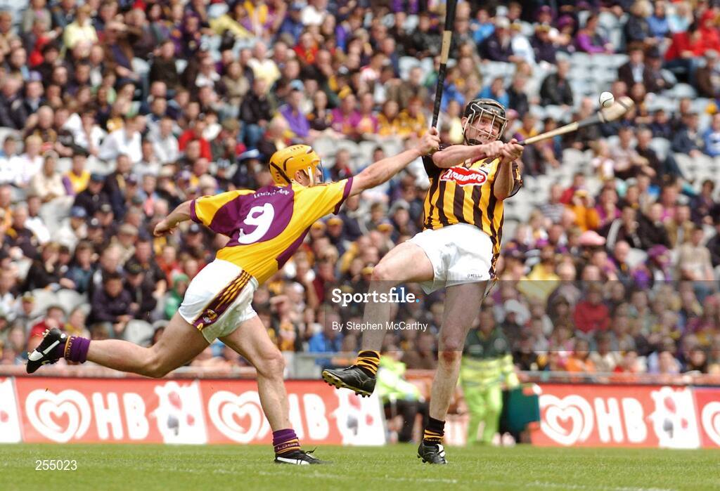 1 July 2007; Martin Comerford, Kilkenny, gets his shot away despite the attentions of Eoin Quigley, Wexford. Guinness Leinster Senior Hurling Championship Final, Kilkenny v Wexford, Croke Park, Dublin. Picture credit: Stephen McCarthy / SPORTSFILE