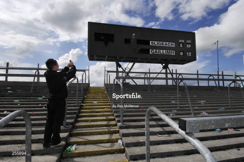 8 July 2007; Fifteen-year-old Darragh McConnon, from Calry, Sligo, records the scoreboard on his mobile phone. Bank of Ireland Connacht Senior Football Championship Final, Galway v Sligo, Dr. Hyde Park, Roscommon. Picture credit: Ray McManus / SPORTSFILE