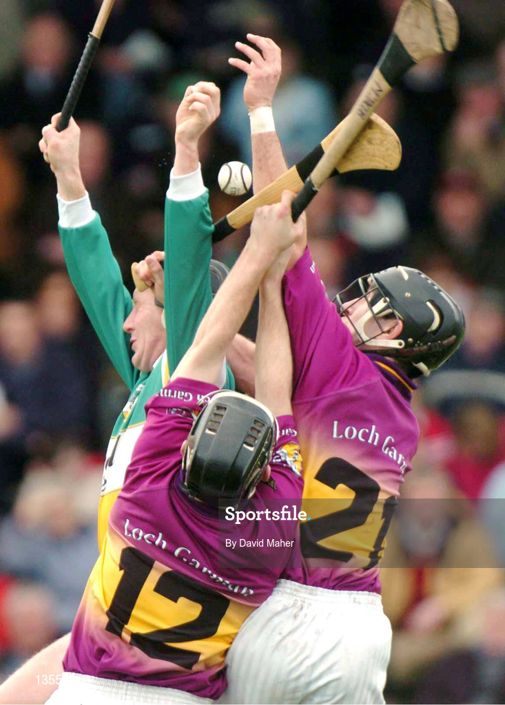 28 March 2004; Brian Whelahan of Offaly in action against Michael Jacob, 12, and Barry Goff of Wexford during the Allianz Hurling League Division 1B match between Offaly and Wexford at St. Brendan's Park in Birr, Offaly. Photo by David Maher/Sportsfile