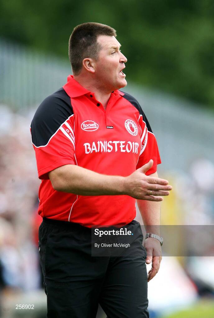 15 July 2007; Tyrone manager Raymond Munroe issues instructions to his players. ESB Ulster Minor Football Championship Final - Derry v Tyrone, St Tighearnach's Park, Clones, Co Monaghan. Picture credit: Oliver McVeigh / SPORTSFILE