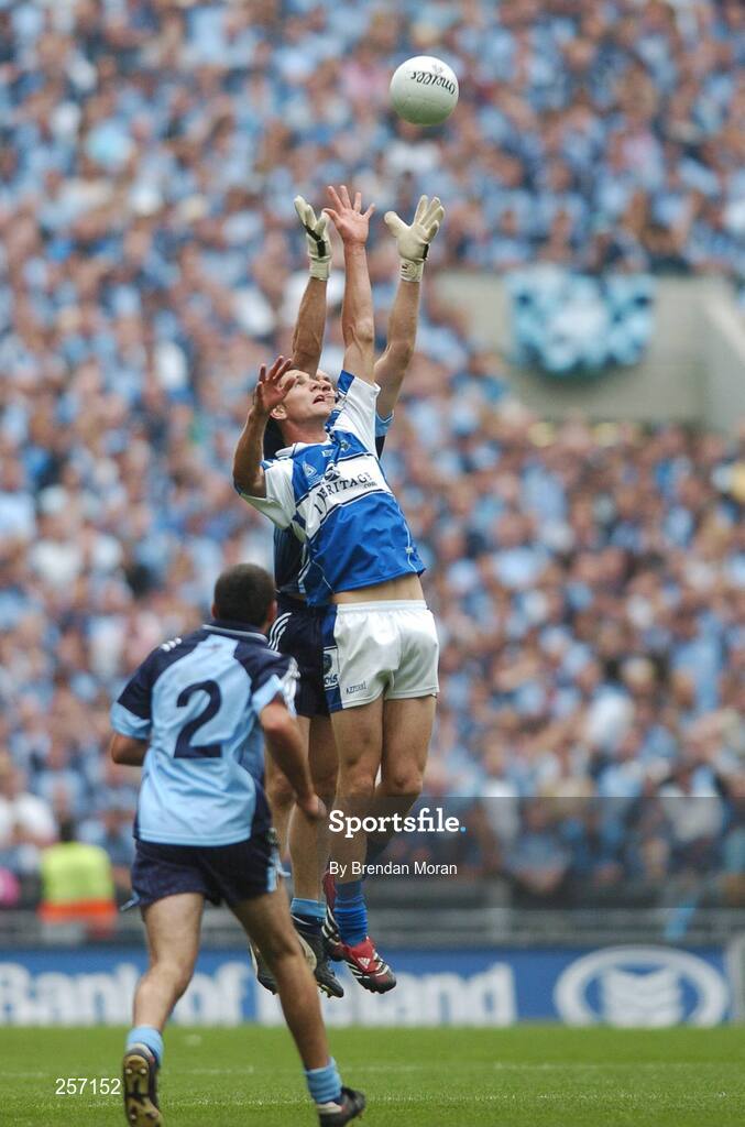 15 July 2007; Brendan Quigley, Laois, contests a kick out with Ciaran Whelan, Dublin. Bank of Ireland Leinster Senior Football Championship Final, Dublin v Laois, Croke Park, Dublin. Picture credit: Brendan Moran / SPORTSFILE
