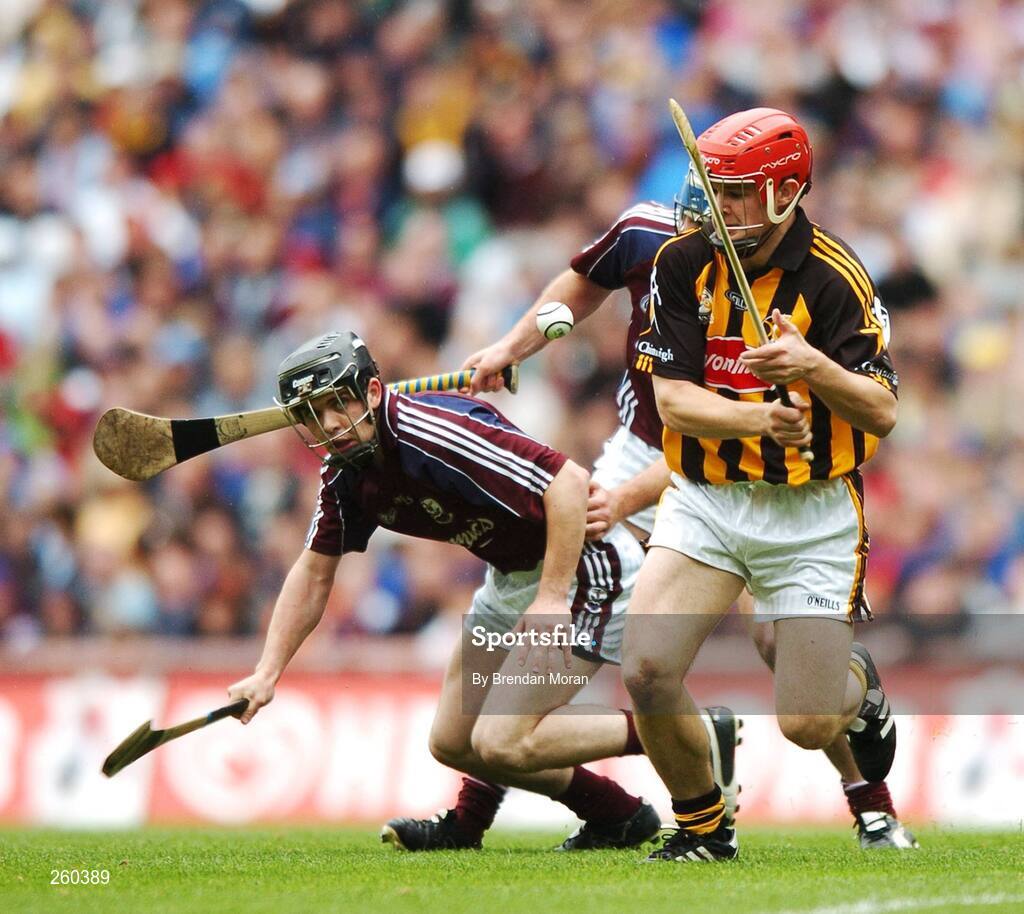 28 July 2007; Tommy Walsh, Kilkenny, in action against Kerrill Wade and Richie Murray, Galway. Guinness All-Ireland Senior Hurling Championship Quarter-Final, Kilkenny v Galway, Croke Park, Dublin. Picture credit; Brendan Moran / SPORTSFILE