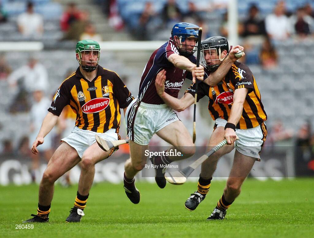 28 July 2007; Damien Hayes, Galway, in action against JJ Delaney, right, and Eoin Larkin, Kilkenny. Guinness All-Ireland Senior Hurling Championship Quarter-Final, Kilkenny v Galway, Croke Park, Dublin. Picture credit; Ray McManus / SPORTSFILE