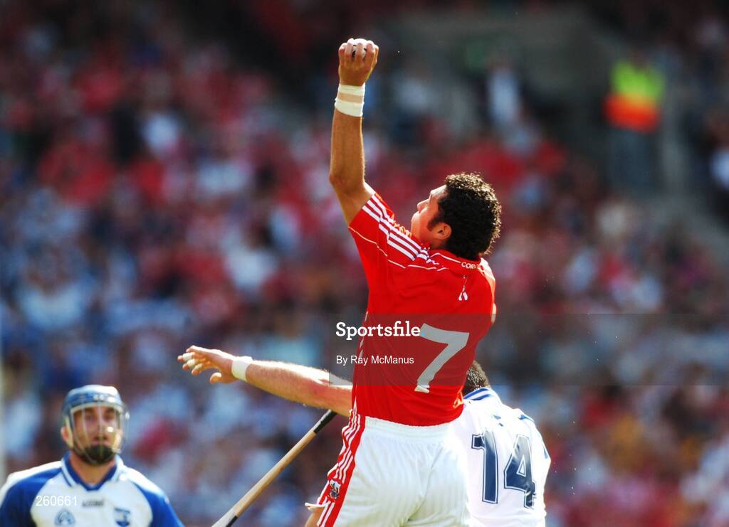 29 July 2007; Sean Og O hAilpin, Cork, catches the sliothar under pressure from Waterford's Dan Shanahan. Guinness All-Ireland Senior Hurling Championship Quarter-Final, Cork v Waterford, Croke Park, Dublin. Picture credit; Ray McManus / SPORTSFILE