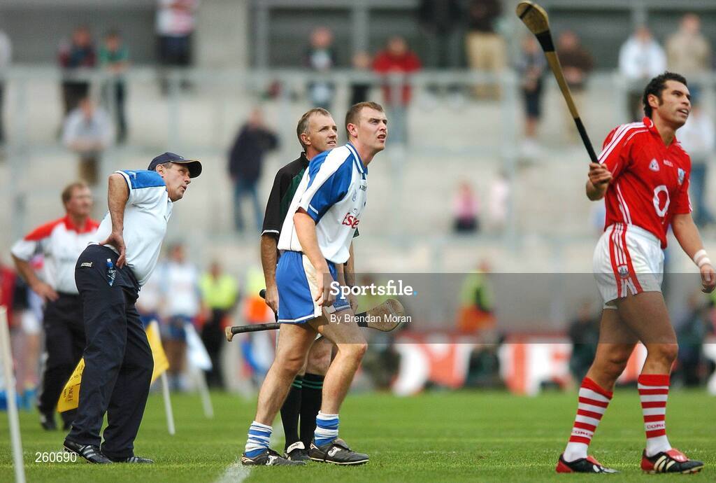 29 July 2007; Waterford's Eoin Kelly, 3rd from left, along with his manager Justin McCarthy, left, linesman Dickie Murphy and Sean Og O hAilpin, watch as Kelly's late chance of a point goes wide. Guinness All-Ireland Senior Hurling Championship Quarter-Final, Cork v Waterford, Croke Park, Dublin. Picture credit; Brendan Moran / SPORTSFILE