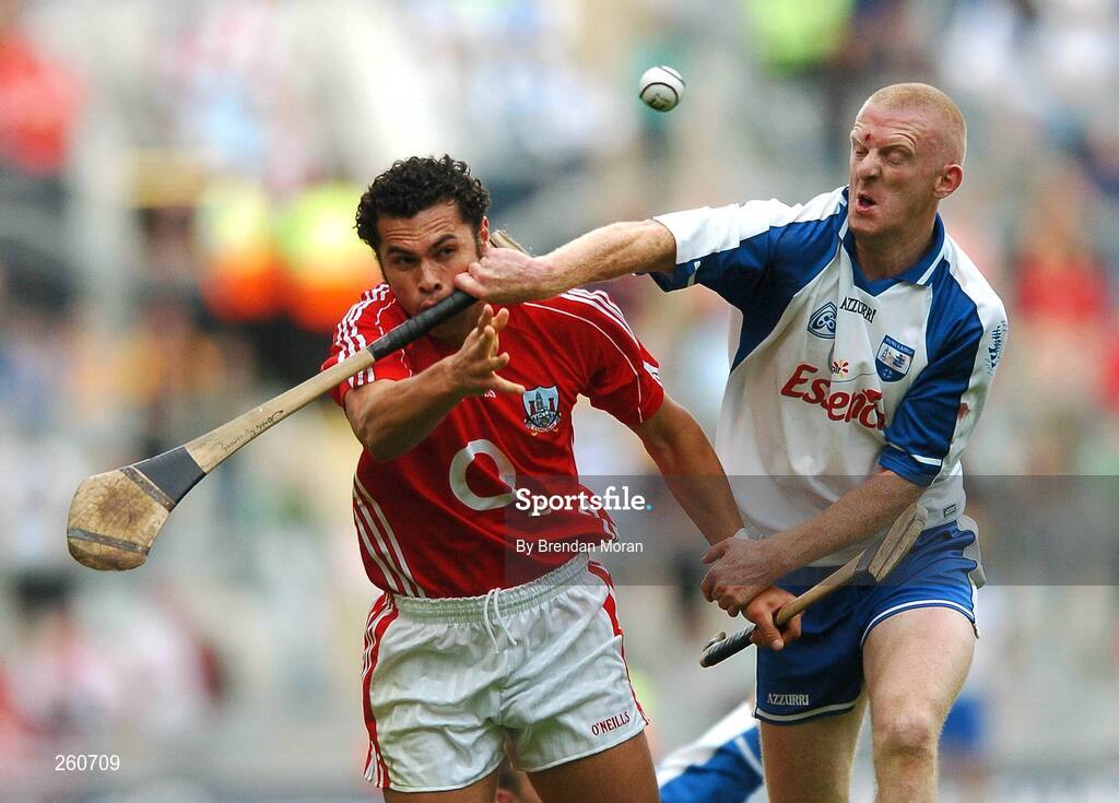 29 July 2007; Sean Og hAilpin, Cork, handpasses the sliothar away as John Mullane, Waterford, challenges. Guinness All-Ireland Senior Hurling Championship Quarter-Final, Cork v Waterford, Croke Park, Dublin. Picture credit; Brendan Moran / SPORTSFILE