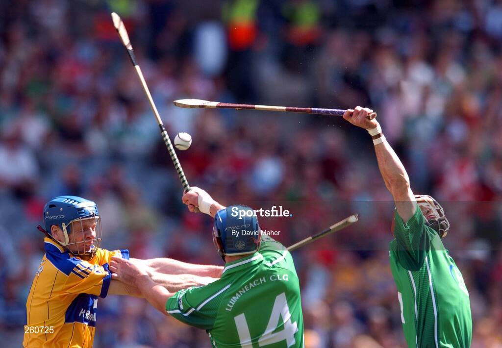 29 July 2007; Frank Lohan, Clare, in action against Brian Begley, and Andrew O'Shaughnessy, Limerick. Guinness All-Ireland Senior Hurling Championship Quarter-Final, Clare v Limerick, Croke Park, Dublin. Picture credit; David Maher / SPORTSFILE
