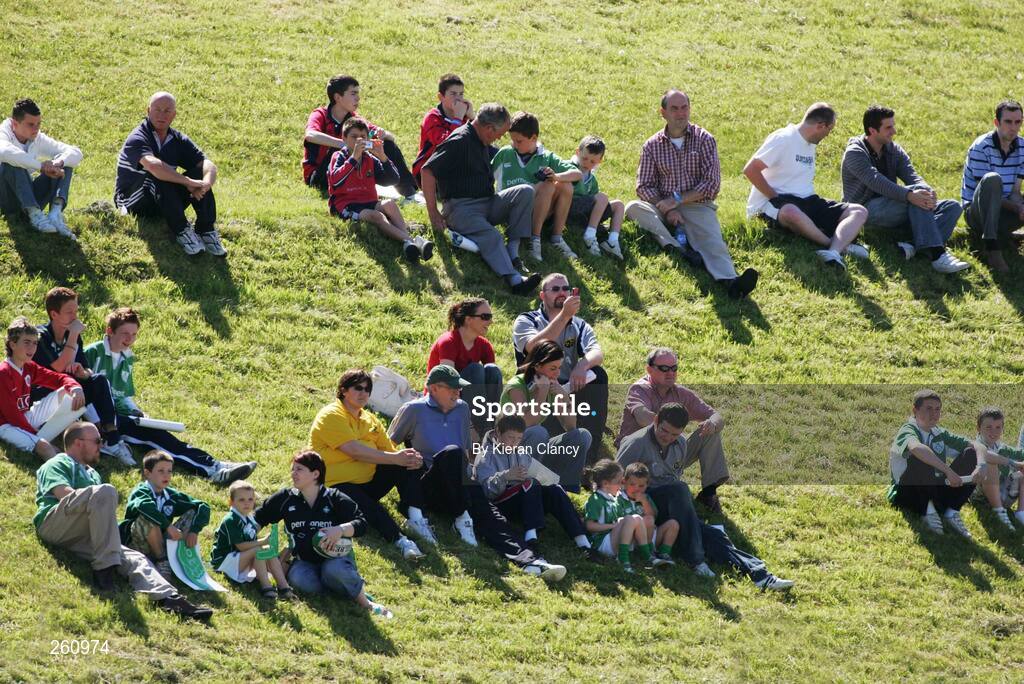 31 July 2007; Fans watching Ireland's squad training. Ireland Rugby Squad Training, University of Limerick, Limerick. Picture credit: Kieran Clancy / SPORTSFILE