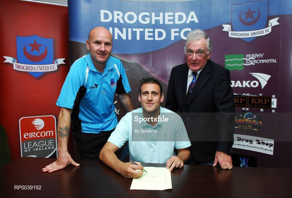 31 July 2007; Drogheda United manager Paul Doolin, left, and chairman Vincent Hoey, right, with Guy Bates from Newcastle as he signs for Drogheda United. Clarion Hotel Dublin Airport, Dublin Airport, Dublin. Photo by Sportsfile