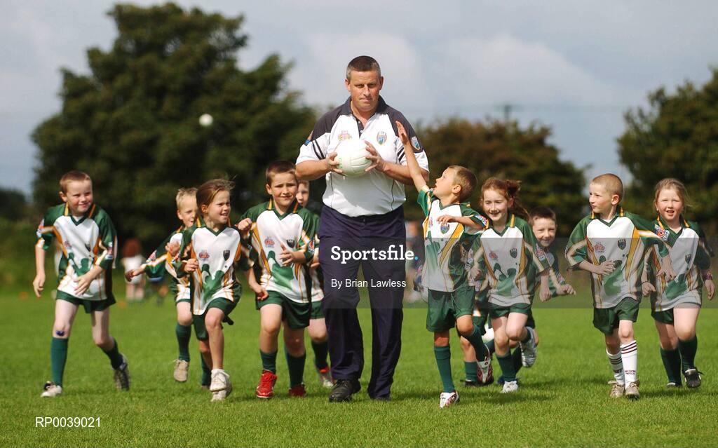 6 August 2007; Dublin manager Paul Caffrey, with children during a visit to the Vhi Cúl Camp at St. Maurs GAA Club, Rush, Dublin. Picture credit: Brian Lawless / SPORTSFILE