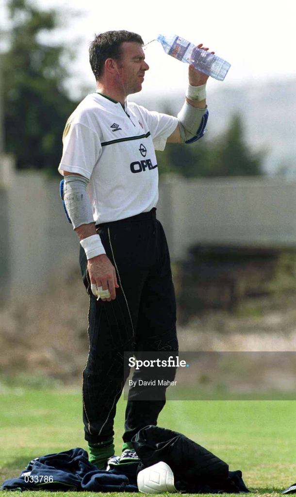 6 September 1999; Goalkeeper Alan Kelly cools down with a bottle of water during a Republic of Ireland training session at Ta'Qali Stadium in Attard, Malta. Photo by David Maher/Sportsfile