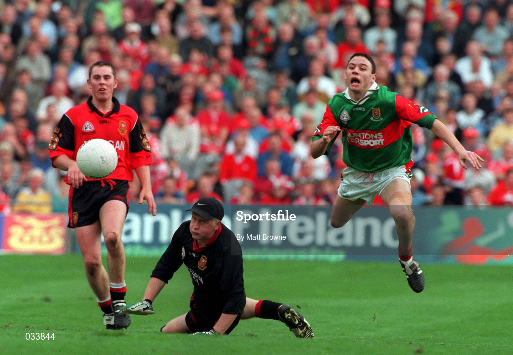 26 September 1999; Barry Loftus of Mayo in mid air as Down goalkeeper John Sloan looks on during the All-Ireland Minor Football Championship Finall match between Down and Mayo at Croke Park in Dublin. Photo by Matt Browne/Sportsfile