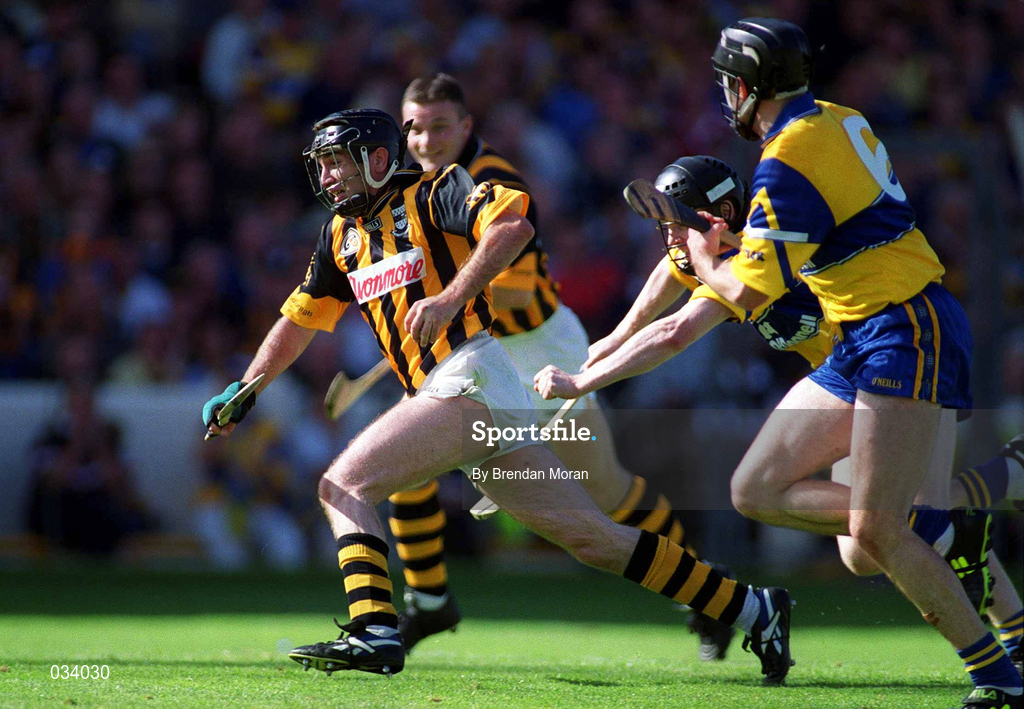 15 August 1999; DJ Carey of Kilkenny on his way to scoring a goal despite the challenges of Frank Lohan and Séan McMahon, 6 of Clare during the Guinness All-Ireland Senior Hurling Championship Semi-Final match between Clare and Kilkenny at Croke Park in Dublin. Photo by Brendan Moran/Sportsfile
