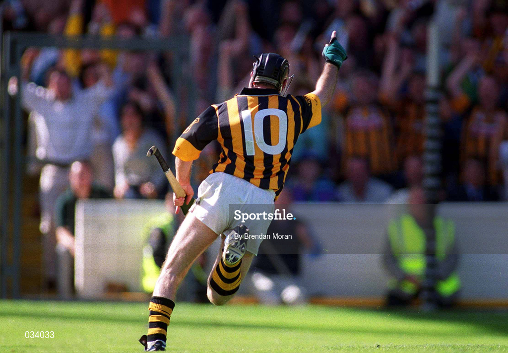 15 August 1999; DJ Carey of Kilkenny celebrates scoring a goal during the Guinness All-Ireland Senior Hurling Championship Semi-Final match between Clare and Kilkenny at Croke Park in Dublin. Photo by Brendan Moran/Sportsfile