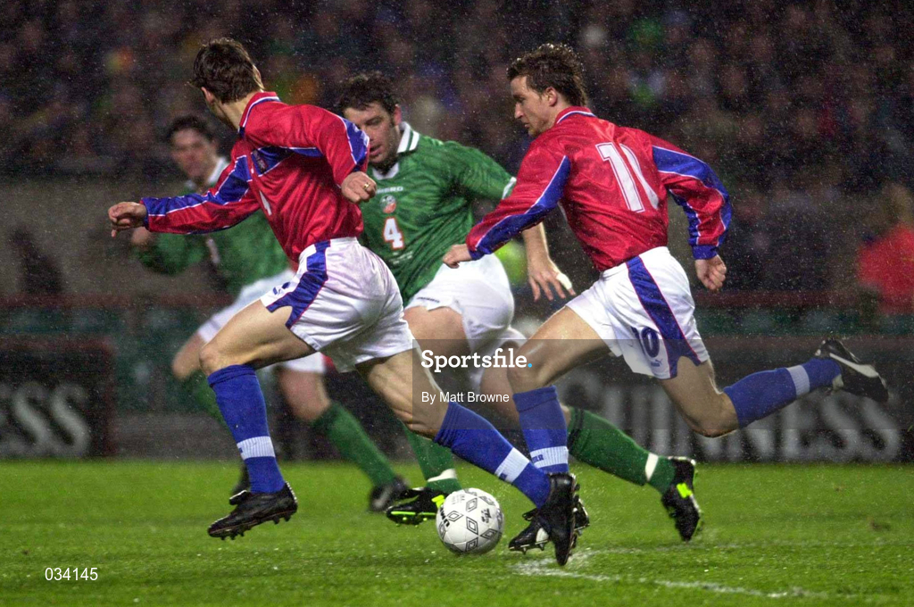 23 February 2000; Vladimir Smicer, 10, Czech Republic takes on Paul Butler of Republic of Ireland during the International Friendly match between Republic of Ireland and Czech Republic at Lansdowne Road in Dublin. Photo by David Maher/Sportsfile