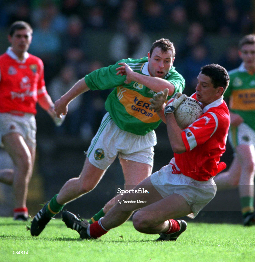 30 October 1999; Michael O'Sullivan of Cork in action against Séamus Moynihan of Kerry during the Church & General National Football League Division 1A Round 1 match between Cork and Kerry at Páirc Uí Rinn in Cork. Photo by Brendan Moran/Sportsfile