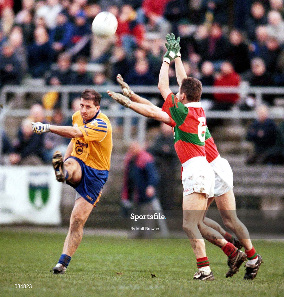 7 November 1999; Mick Galvin of Na Fianna in action against Mark Coffey, 6, and Eamon Franey of Rathnew during the AIB Leinster Senior Club Football Championship match at the County Grounds in Aughrim, Wicklow. Photo by Matt Browne/Sportsfile