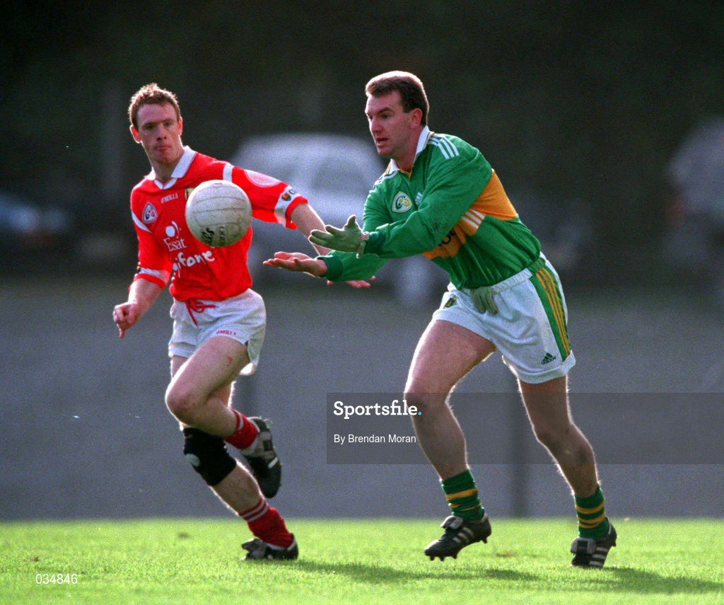 30 October 1999; Mike Hassett of Kerry passess under pressure from Philip Clifford of Cork during the Church & General National Football League Division 1A Round 1 match between Cork and Kerry at Páirc Uí Rinn in Cork. Photo by Brendan Moran/Sportsfile