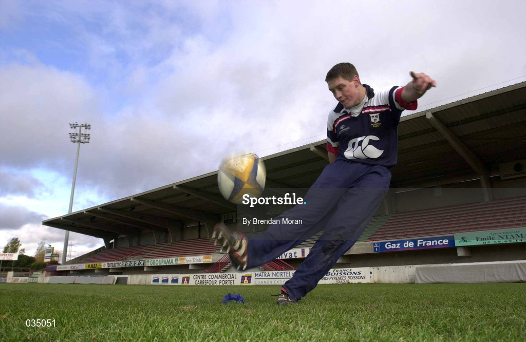10 December 1999; Ronan O'Gara during Munster Rugby squad training at the Stade Toulouson, Le Sept Denier, in Toulouse, France. Photo by Brendan Moran/Sportsfile