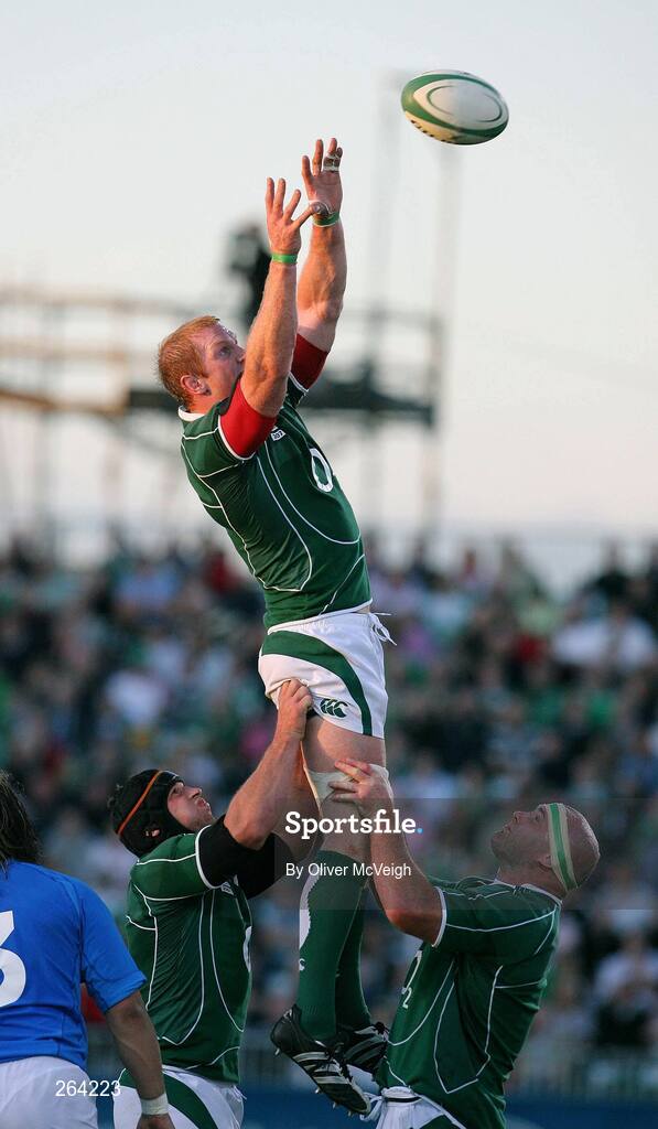 24 August 2007; Ireland's Paul O'Connell wins possession in the line-out with the aid of team-mates Denis Leamy, left,  and John Hayes. Rugby World Cup Warm-Up Game, Ireland v Italy, Ravenhill Park, Belfast, Co. Antrim. Picture credit: Oliver McVeigh / SPORTSFILE
