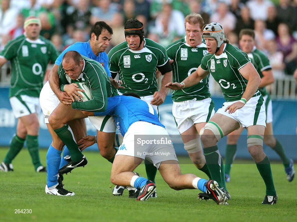 24 August 2007; Ireland's Rory Best supported by Denis Leamy, Paul O'Connell, and Simon Easterby is tackled by Gonzalo Canale and Sergio Parisse, Italy. Rugby World Cup Warm-Up Game, Ireland v Italy, Ravenhill Park, Belfast, Co. Antrim. Picture credit: Oliver McVeigh / SPORTSFILE