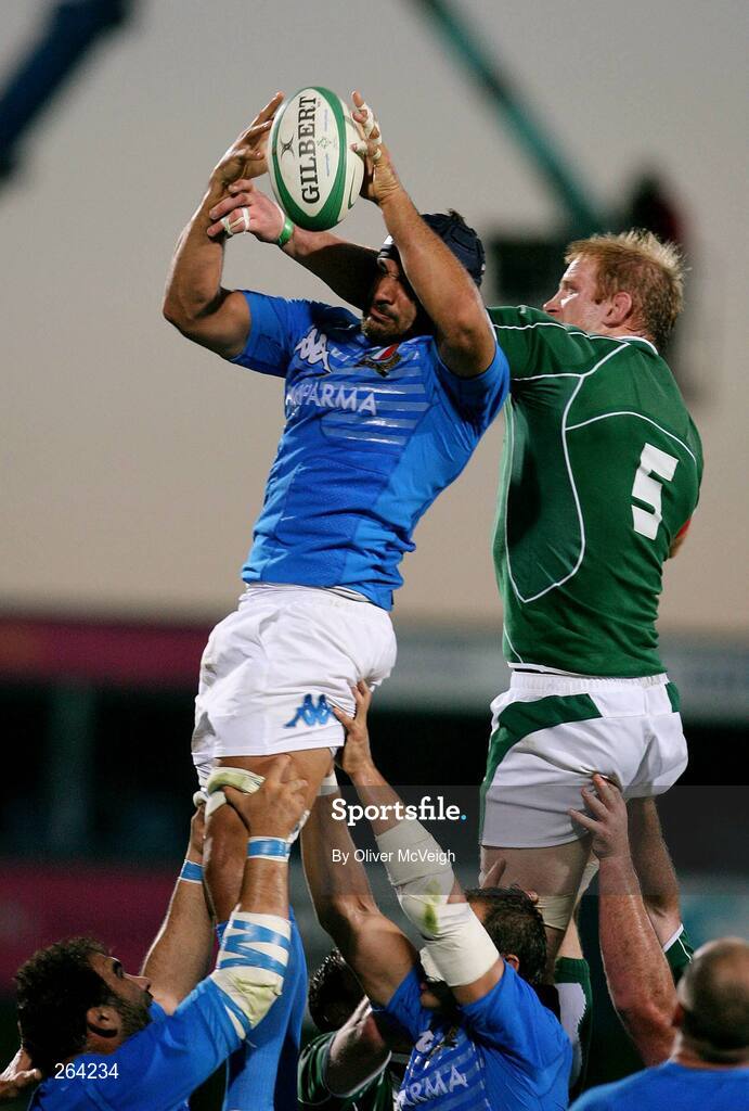 24 August 2007; Ireland's Paul O'Connell is tackled in the line-out by Italy's Marco Bortolami. Rugby World Cup Warm-Up Game, Ireland v Italy, Ravenhill Park, Belfast, Co. Antrim. Picture credit: Oliver McVeigh / SPORTSFILE
