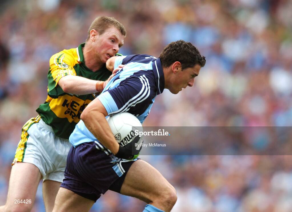26 August 2007; Bernard Brogan, Dublin, in action against Tomas O Se, Kerry. Bank of Ireland All-Ireland Senior Football Championship Semi Final, Dublin v Kerry, Croke Park, Dublin. Picture credit: Ray McManus / SPORTSFILE