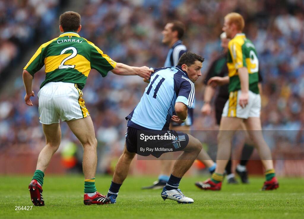 26 August 2007; Alan Brogan, Dublin, has his jersey pulled by Kerry corner-back Marc O  Se. Bank of Ireland All-Ireland Senior Football Championship Semi Final, Dublin v Kerry, Croke Park, Dublin. Picture credit: Ray McManus / SPORTSFILE