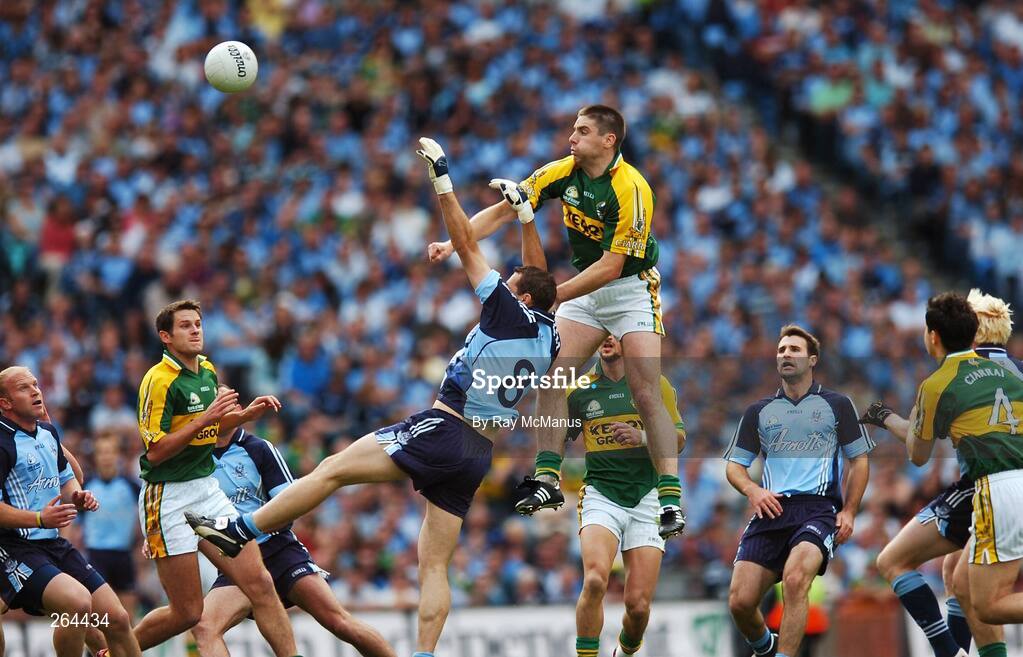 26 August 2007; Ciaran Whelan, Dublin, in action against Darragh O Se, Kerry. Bank of Ireland All-Ireland Senior Football Championship Semi Final, Dublin v Kerry, Croke Park, Dublin. Picture credit: Ray McManus / SPORTSFILE