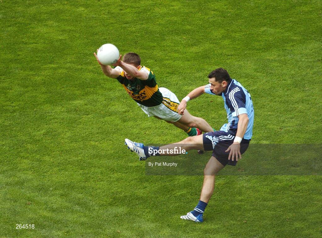 26 August 2007; Alan Brogan, Dublin, in action against Marc O Se, Kerry. Bank of Ireland All-Ireland Senior Football Championship Semi-Final, Dublin v Kerry, Croke Park, Dublin. Picture credit: Pat Murphy / SPORTSFILE