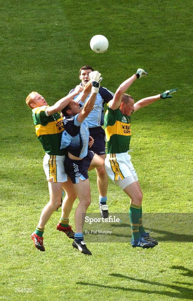 26 August 2007; Ciaran Whelan, Dublin, in action against Seamus Scanlon, left, and Kieran Donaghy, Kerry. Bank of Ireland All-Ireland Senior Football Championship Semi-Final, Dublin v Kerry, Croke Park, Dublin. Picture credit: Pat Murphy / SPORTSFILE
