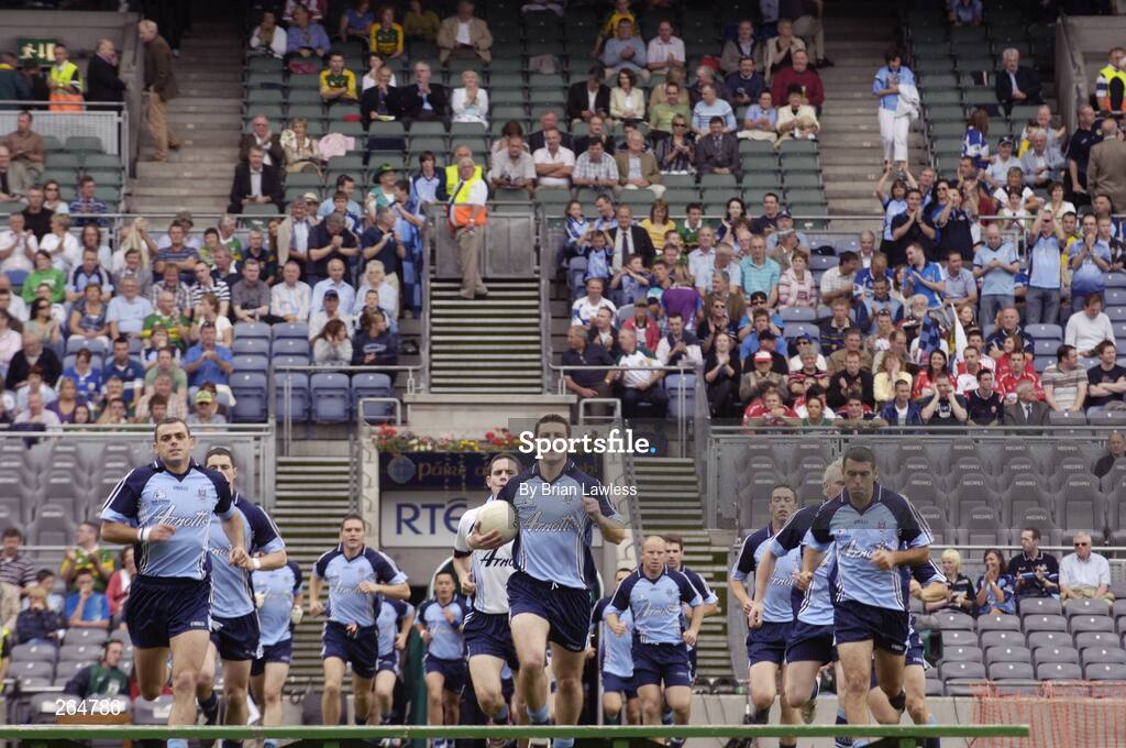 26 August 2007; The Dublin players make their way to the bench for the team photo. Bank of Ireland Senior Football Championship Semi Final, Dublin v Kerry, Croke Park, Dublin. Picture credit: Brian Lawless / SPORTSFILE