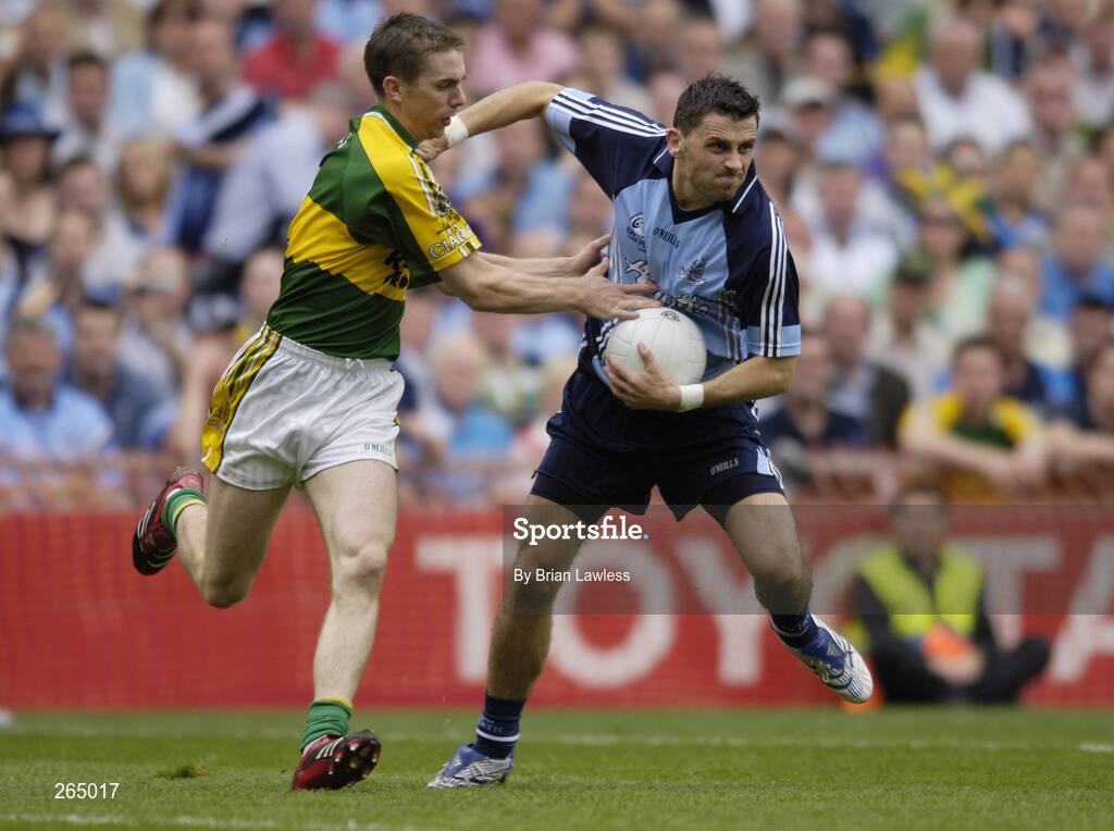 26 August 2007; Alan Brogan, Dublin, in action against Marc O Se, Kerry. Bank of Ireland Senior Football Championship Semi Final, Dublin v Kerry, Croke Park, Dublin. Picture credit: Brian Lawless / SPORTSFILE