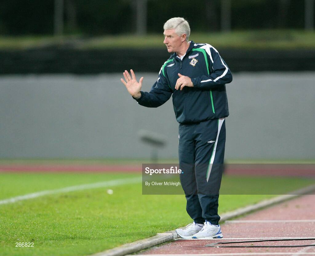 12 September 2007; Northern Ireland manager Nigel Worthington gives instructions to the players. 2008 European Championship Qualifier, Iceland v Northern Ireland, Laugardalsvollur Stadium, Reykjavik, Iceland. Picture credit; Oliver McVeigh / SPORTSFILE