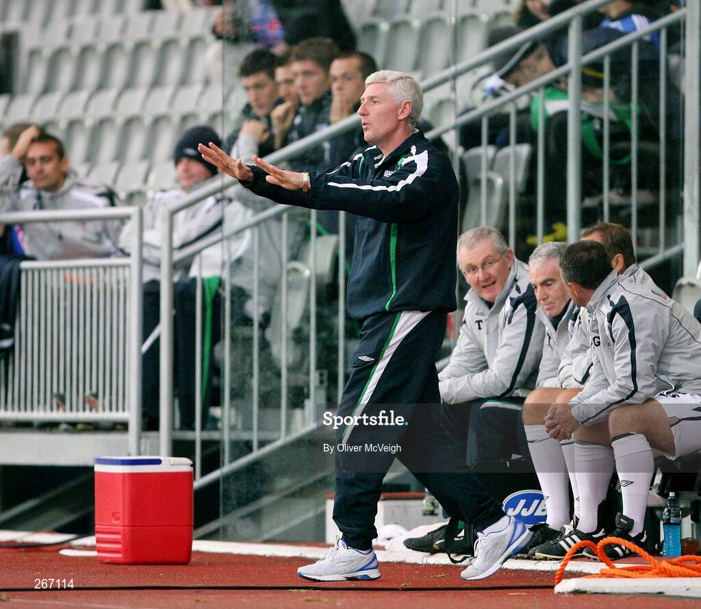 12 September 2007; Northern Ireland manager Nigel Worthington reacts on the sideline. 2008 European Championship Qualifier, Iceland v Northern Ireland, Laugardalsvollur Stadium, Reykjavik, Iceland. Picture credit; Oliver McVeigh / SPORTSFILE