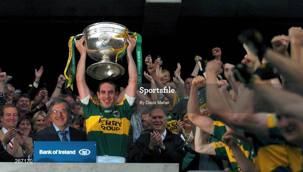 16 September 2007; Kerry captain Declan O'Sullivan lifts the Sam Maguire Cup after it was presented to him by rd StiurthÑir Liam Mulvihill. Bank of Ireland All-Ireland Senior Football Championship Final, Kerry v Cork, Croke Park, Dublin. Picture credit; David Maher / SPORTSFILE