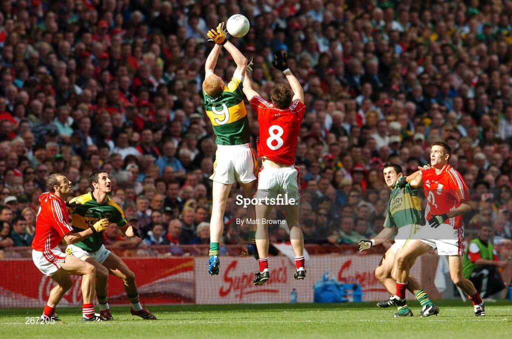 16 September 2007; Seamus Scanlon, 9, Kerry, contests a high ball against Derek Kavanagh, Cork. Bank of Ireland All-Ireland Senior Football Championship Final, Kerry v Cork, Croke Park, Dublin. Picture credit; Matt Browne / SPORTSFILE