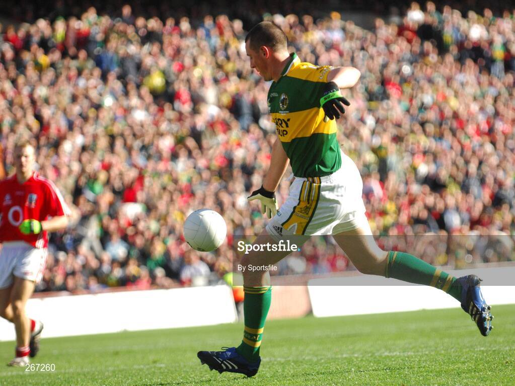 16 September 2007; Kieran Donaghy, Kerry, shoots to score a goal. Bank of Ireland All-Ireland Senior Football Championship Final, Kerry v Cork, Croke Park, Dublin. Picture credit; Paul Mohan / SPORTSFILE