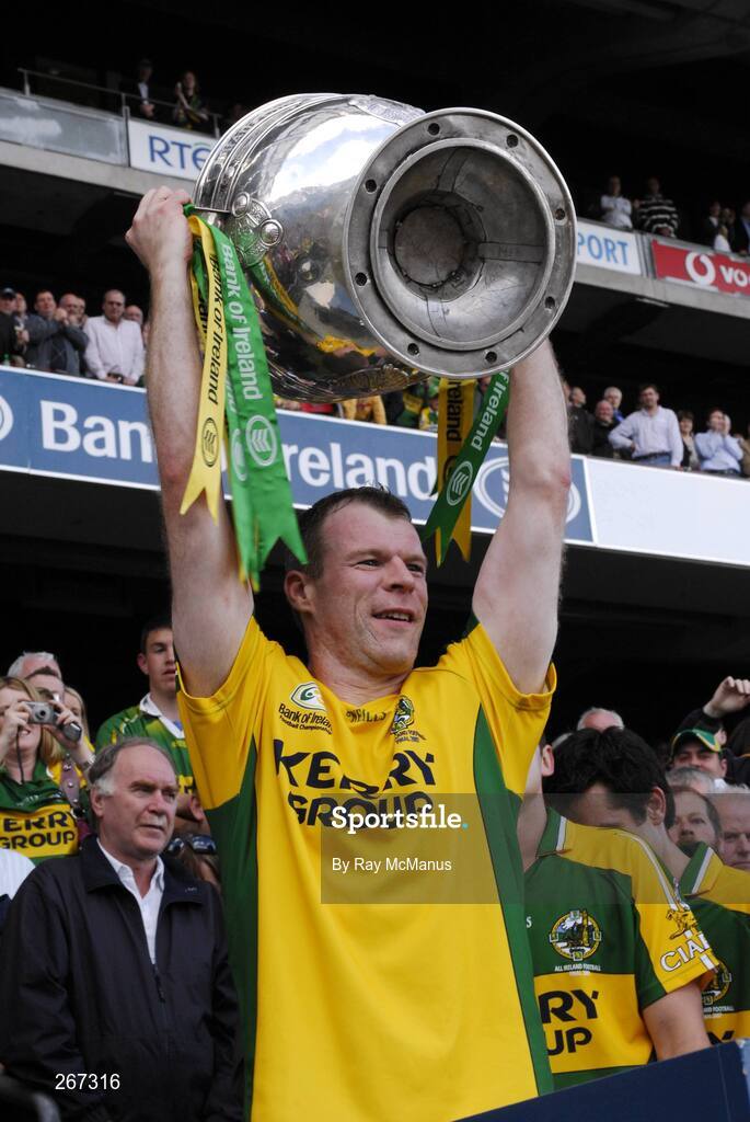 16 September 2007; Kerry goalkeeper Diarmuid Murphy lifts the Sam Maguire Cup. Bank of Ireland All-Ireland Senior Football Championship Final, Kerry v Cork, Croke Park, Dublin. Picture credit; Ray McManus / SPORTSFILE