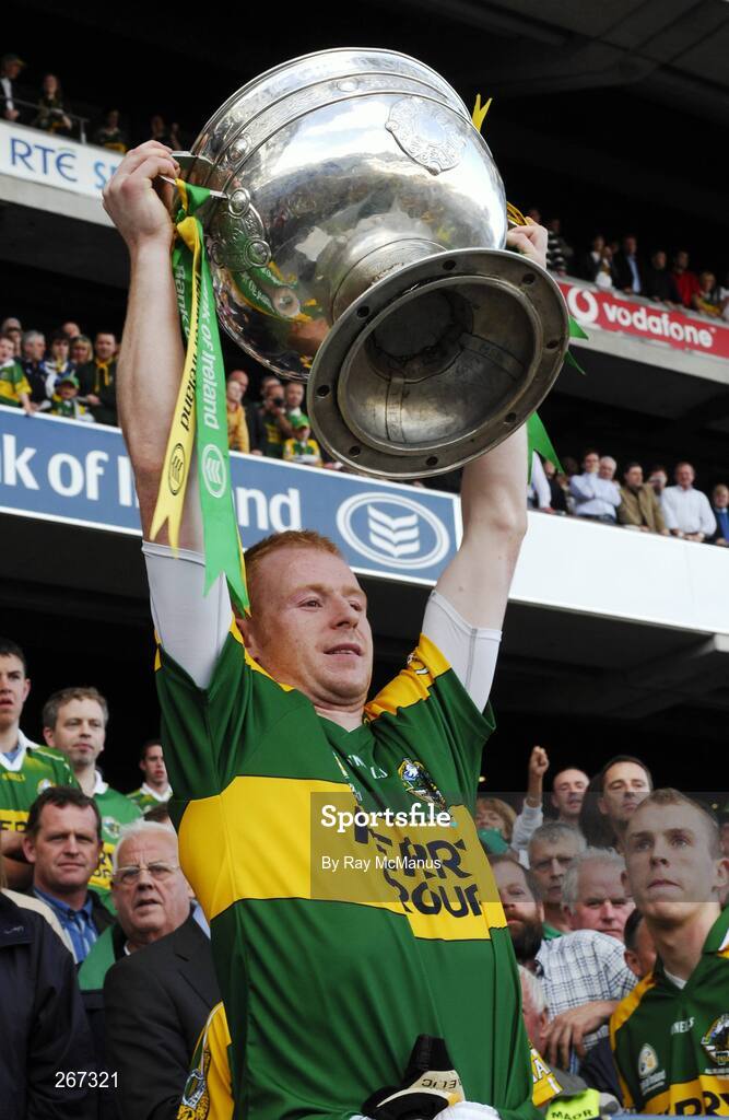 16 September 2007; Kerry midfielder Seamus Scanlon lifts the Sam Maguire Cup. Bank of Ireland All-Ireland Senior Football Championship Final, Kerry v Cork, Croke Park, Dublin. Picture credit; Ray McManus / SPORTSFILE