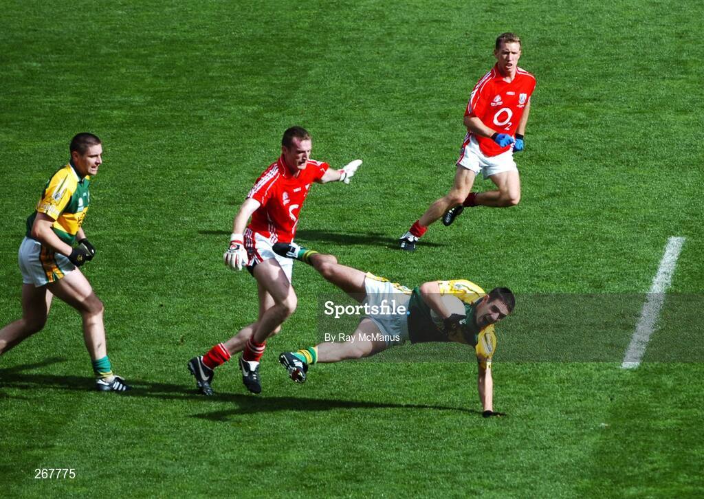 16 September 2007; Declan O'Sullivan, Kerry, in action against Nicholas Murphy, Cork, as team-mates Darragh O'Se, Kerry, and Conor McCarthy, Cork, watch on. Bank of Ireland All-Ireland Senior Football Championship Final, Kerry v Cork, Croke Park, Dublin. Picture credit; Ray McManus / SPORTSFILE