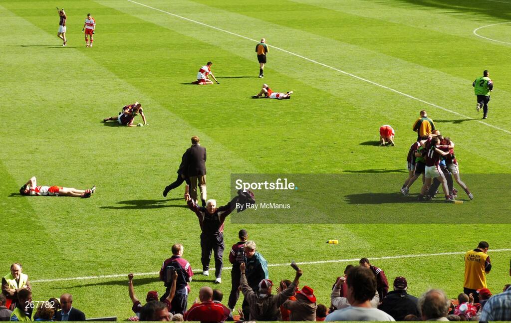 16 September 2007; Referee Derek Fahy, from Longford, checks his watch after blowing full time as the Galway players celebrate and the Derry players fall dejected. ESB All-Ireland Minior Football Championship Final, Galway v Derry, Croke Park, Dublin. Picture credit; Ray McManus / SPORTSFILE