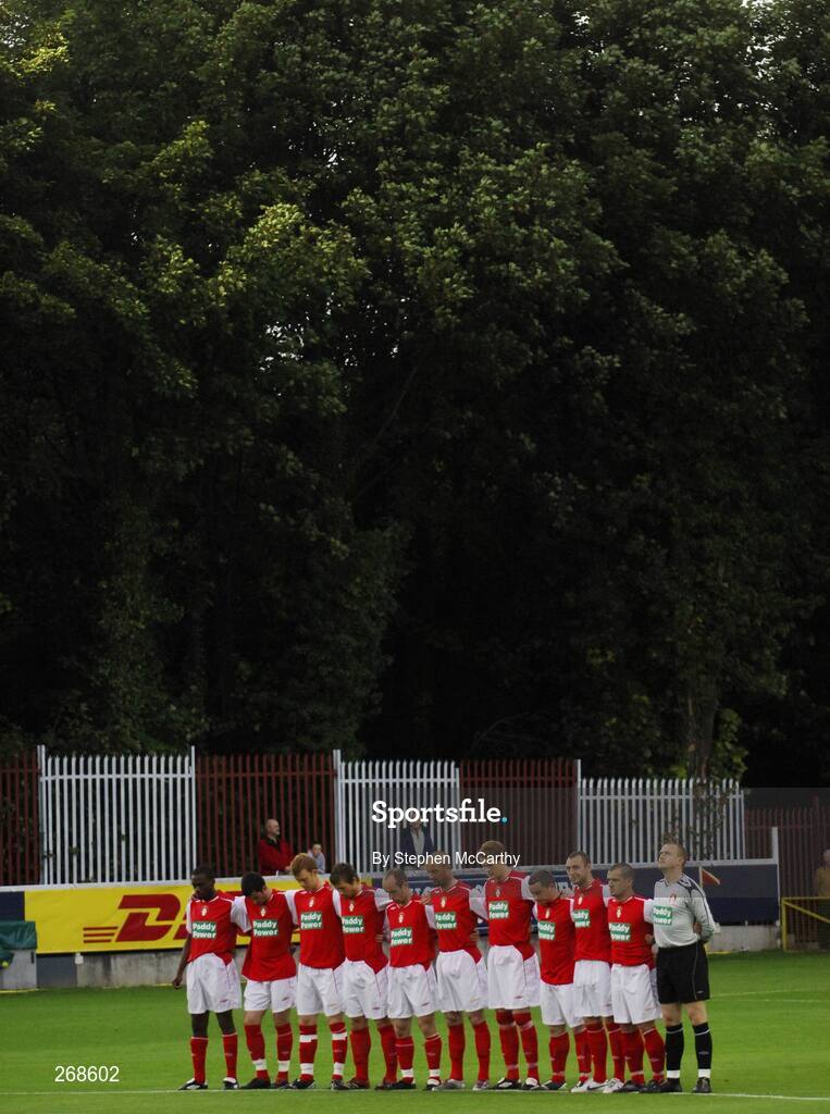 31 August 2007; St. Patrick's Athletic players stand for a minutes silence. eircom League of Ireland Premier Division, St. Patrick's Athletic v Waterford United, Richmond Park, Dublin. Picture Credit; Stephen McCarthy / SPORTSFILE