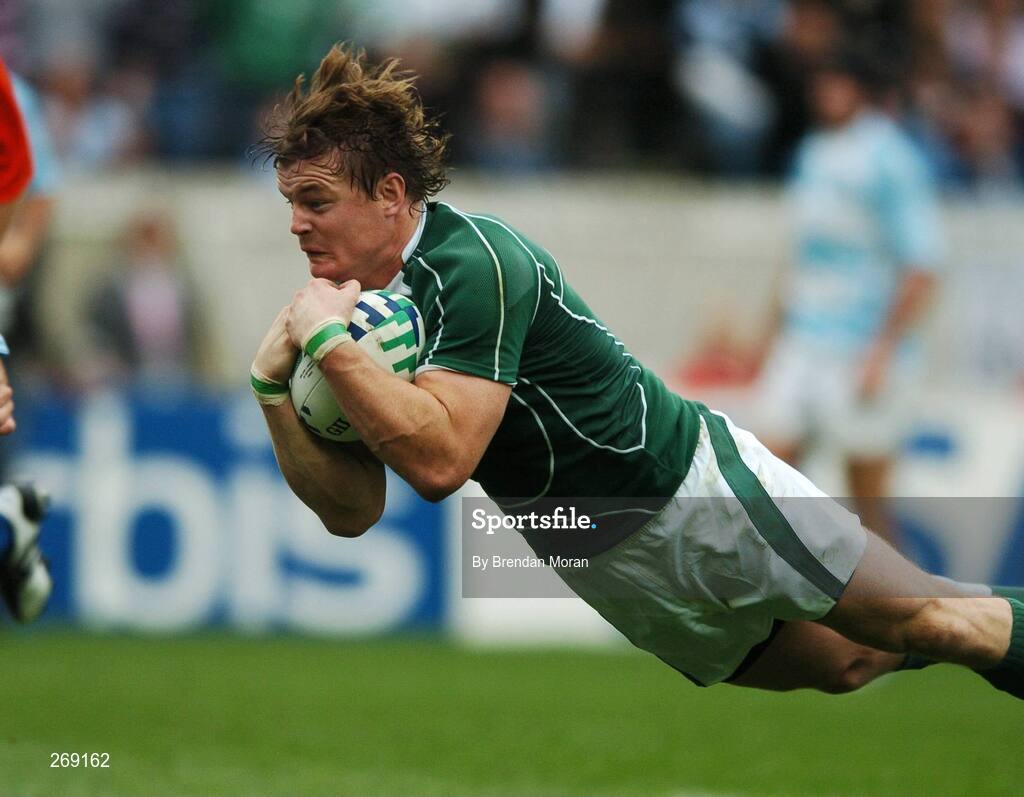 30 September 2007; Ireland captain Brian O'Driscoll scores his side's first try against Argentina. 2007 Rugby World Cup, Pool D, Ireland v Argentina, Parc des Princes, Paris, France. Picture credit; Brendan Moran / SPORTSFILE