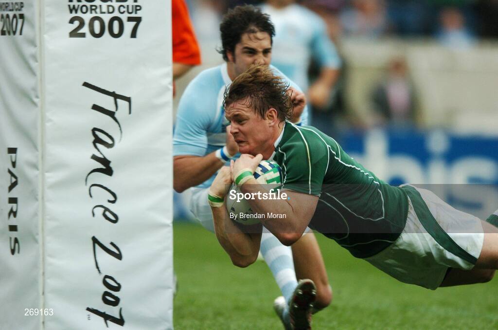 30 September 2007; Ireland captain Brian O'Driscoll scores his side's first try against Argentina. 2007 Rugby World Cup, Pool D, Ireland v Argentina, Parc des Princes, Paris, France. Picture credit; Brendan Moran / SPORTSFILE