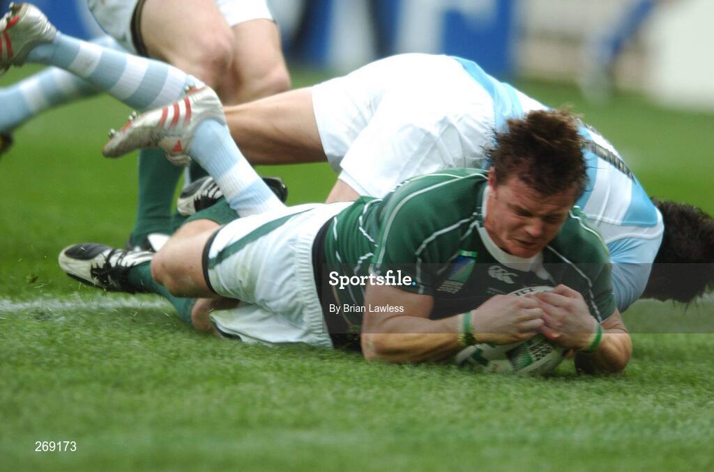 30 September 2007; Brian O'Driscoll, Ireland, goes over for his side's first try. 2007 Rugby World Cup, Pool D, Ireland v Argentina, Parc des Princes, Paris, France. Picture credit; Brian Lawless / SPORTSFILE